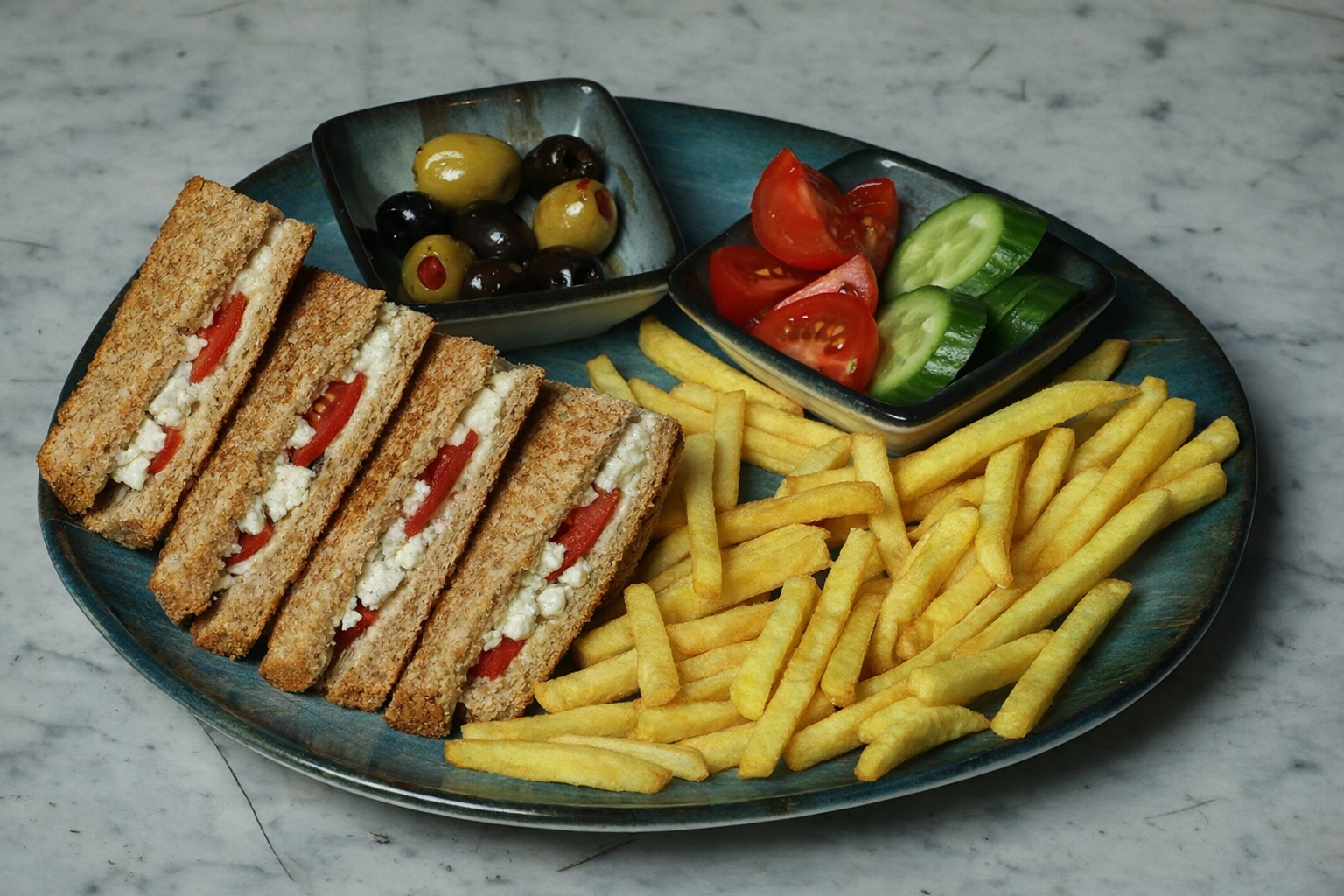 Beyaz peynirli domatesli tost 